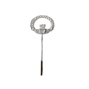Claddagh FT12 2,3 cm X 2 cm Peltre inglés fino Sobre broche para corbata, sombrero, bufanda, cuello