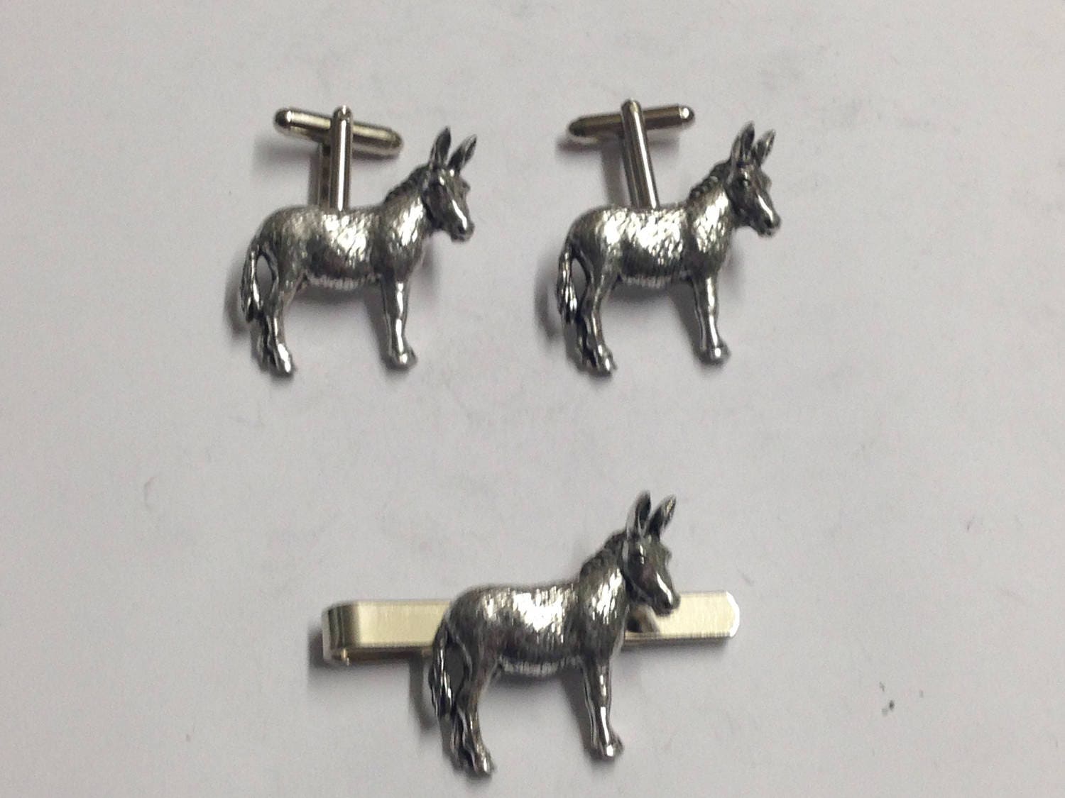 イギリスのモダンピューター製カフスボタンとネクタイピンのセット