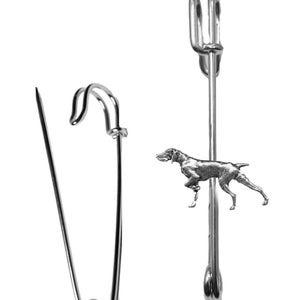 以下が含まれることがあります： ドイツ短毛指示犬のチャームが付いた銀製の安全ピン。ピンが開いていて、使用できます。