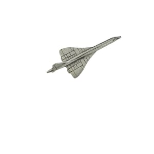 Op de afbeelding: Een zilverkleurige Concorde vliegtuigspeld. De speld toont het supersonische vliegtuig met gedetailleerde vleugel- en carrosseriepanelen. Het ontwerp is een miniatuurreplica van het vliegtuig.