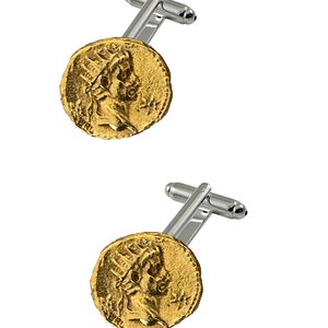 Puede incluir: Un par de gemelos de oro con un diseño de moneda romana. Los gemelos son de plata y tienen un acabado pulido.
