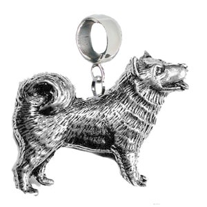 Op de afbeelding: Een zilveren bedel in de vorm van een staande hond. De bedel heeft een lus aan de bovenkant om aan een armband of ketting te bevestigen.