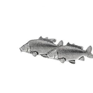 Pode incluir: Dois botões de punho de prata em forma de carpa, cada um com um design texturizado detalhado.