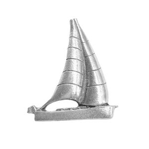 Op de afbeelding: Zilverkleurige zeilbootspeld met twee zeilen en een gedetailleerde romp. De speld is gemaakt van metaal en heeft een nautisch thema, geschikt voor kleding of accessoires.