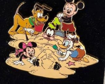 Disney Auctions LE 1000, Large Pin, Mickey & Family (Fab 5) at the Beach / Burying Goofy in the Sand,
