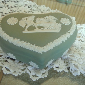 Vintge 1970&#39;s Wedgwood Jasperware Sage Green Lidded Heart Shaped Trinket Box Wedgwood Jewelry Box