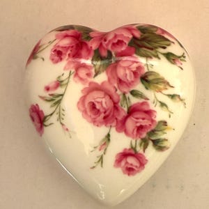 Vintage 1992 Lefton Heart Shaped Trinket Dish with Lid, Porcelain China, Ring Box/Jewelry Dish/ Hand Painted Roses, Gold Trim, Beautiful!