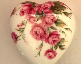 Vintage 1992 Lefton Heart Shaped Trinket Dish with Lid, Porcelain China, Ring Box/Jewelry Dish/ Hand Painted Roses, Gold Trim, Beautiful!