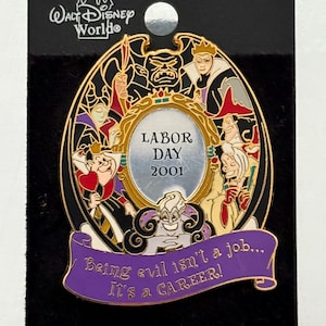 Könnte beinhalten: Disney-Anstecknadel mit verschiedenen Schurken in einem ovalen Rahmen mit goldenem Rand. Die Anstecknadel enthält den Text "LABOR DAY 2001" und ein lila Banner mit der Aufschrift "Böse zu sein ist kein Job... Es ist eine KARRIERE!" Die Anstecknadel ist eine limitierte Auflage.