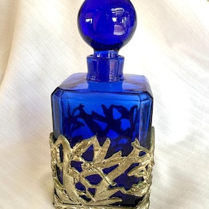 Vintage 50er Jahre Jugendstil, Kobalt-Blaue Glas Parfüm Flasche w / Metall Libelle filigrane Detail, Vanity Decor, Charme der Alten Welt