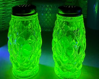 希少な1950年代製EAPGモッサー社製ヴィンテージ・ヴァセリン/ウランガラス製ソルト＆ペッパーシェーカーセット。光ります！