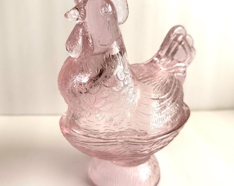 Gallina/gallo de cristal rosa vintage en nido, plato con pedestal y tapa, bonito color rosa melocotón, bonito detalle.