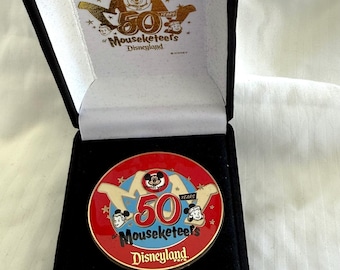 Pin raro de Disneyland LE1500, Mickey Mouse Club, auténtico 50.º aniversario de los Mouseketeers de Disney, nuevo en caja de presentación.