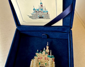 Broche del Castillo de la Bella Durmiente del 50.º aniversario de Disneyland con cristales Swarovski, edición limitada n.° 160/300 NUEVO