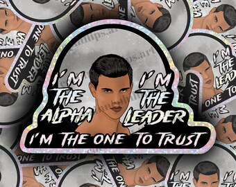 Op de afbeelding: Een zwart-witte sticker met een holografische afwerking. De sticker toont een portret van een man met de tekst "Ik ben de alfa-leider. Ik ben degene die je kunt vertrouwen."