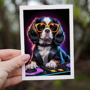 Unser Hund ist eine DJ-Grußkarte - King Charles Spaniel Tri | King Charles Cavalier Spaniel | Hund Karte | Geburtstagskarte für Hund Papa, Haustier Karte
