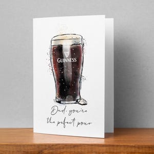 Puede incluir: Una tarjeta blanca con una ilustraci&oacute;n de acuarela de un vaso de cerveza Guinness. El texto en la tarjeta dice "Pap&aacute;, eres el vertido perfecto."