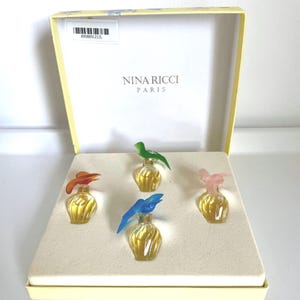 4 miniatyrparfymer av Nina Ricci i presentask, L’air Du Temps EDP 4 x 2,5 ml med fåglar, vintage från 1980-talet