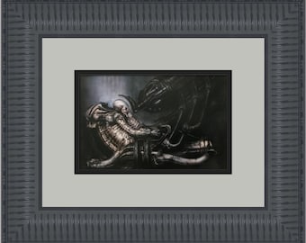 Peut inclure: Une œuvre d'art encadrée présentant une illustration sombre et surréaliste. L'œuvre représente une figure squelettique avec des éléments mécaniques, sur fond sombre. Le cadre est gris foncé avec un motif texturé.