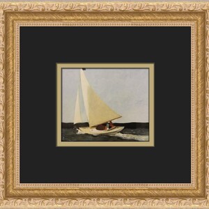 Op de afbeelding: Een ingelijst schilderij van een zeilboot op het water. De boot heeft een wit zeil en beweegt over het water. Het schilderij zit in een goudkleurige, sierlijke lijst.