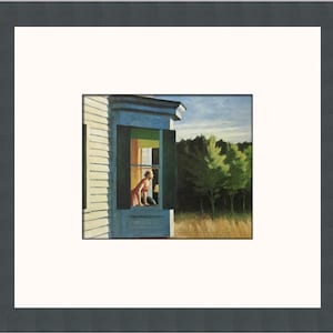 Puede incluir: Impresión enmarcada de una pintura que representa a una mujer con un vestido rojo mirando por una ventana. La casa blanca tiene contraventanas verdes. El fondo muestra árboles y un campo bajo un cielo azul, creando una atmósfera tranquila.