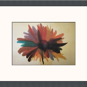Könnte beinhalten: Abstrakte Aquarellmalerei einer Blume mit einem dunklen Zentrum und Blütenblättern in Rot-, Orange-, Gelb-, Blau- und Violetttönen.