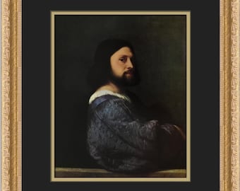 Può includere: Un ritratto di un uomo con lunghi capelli scuri e barba. Indossa una veste blu scuro con motivi e guarda a destra. Lo sfondo è verde scuro.