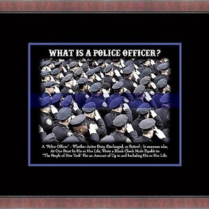 以下が含まれることがあります： 「WHAT IS A POLICE OFFICER？」の文字と警察官の写真がプリントされた額縁。 下のテキストは警察官を定義しています。 フレームは茶色です。
