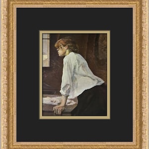 Op de afbeelding: Een schilderij van een jong persoon met rood haar, die een wit shirt en een donkere broek draagt. De persoon staat in een kamer met een raam op de achtergrond. Het schilderij is gemaakt in een realistische stijl.