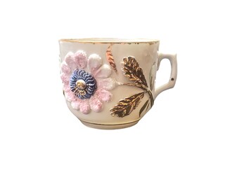 taza de té de flores elevadas guiadas de porcelana vintage