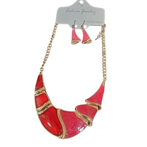 Conjunto de babero y aretes con esmalte rojo NWT en tono dorado