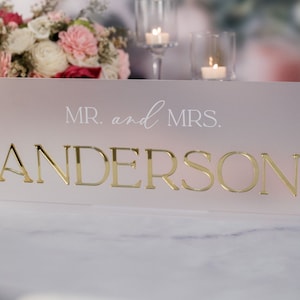 3D Mirrored Acrylic Wedding Head Table Mr Mrs Sign, Laser Cut Last Name Bride and Groom Newlywed Sweetheart Table Decor Gold Frosted Signage