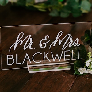 Mr and Mrs Table Signs Clear Glass Look Acrylic Head Table Sign With Stand, Perspex Bride Groom Table Top Sign Sweetheart Table Sign