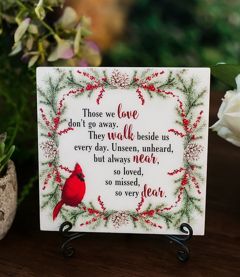 Cartello commemorativo in legno con scritta in lingua inglese Those We Love Don't Go Away Cardinal Memorial Wall, decorazione da parete per portico anteriore in memoria di una persona amata