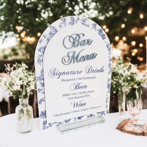 3D ARCH Blaue Toile Blumen Chinoiserie Brautdusche oder Hochzeitsempfänge Signature Cocktail Zeichen, Luxus Elegant Französisch Blau Bar Menü Dekor