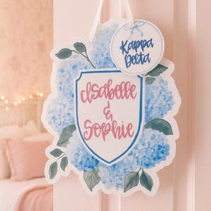 Deurhanger met strik en hortensiamotief – Blauw & roze bloemendecoratie voor studentenkamer, 50 cm UV-geprint bord met lint, decoratie voor studentenkamer of veranda