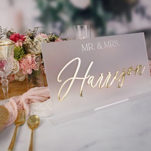 3D Mirrored Acrylic Wedding Head Table Mr Mrs Sign, Laser Cut Last Name Bride and Groom Newlywed Sweetheart Table Decor Gold Frosted Signage