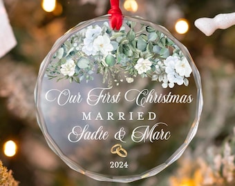 Pastellfarbener Blumenschmuck „Unser erstes gemeinsames Weihnachtsfest“ mit Eheringen, individuell gefertigter, facettierter Kristallglas-Anhänger, Hochzeitsgeschenk für Frischvermählte 2024