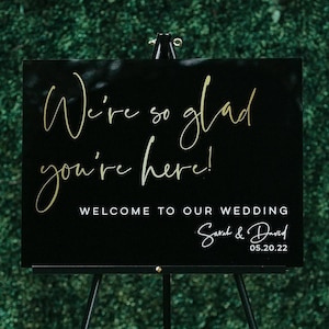 We&#39;re So Glad You&#39;re Here Clear Glass Look Acrylic Wedding Welcome Sign, 18x24 Personalized Modern Custom Sign Decoration Display