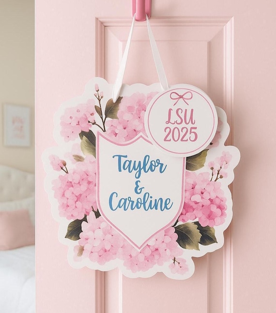 Türhänger „Kokette Hortensie“ mit Schleife – Blau-rosa florale Deko fürs Studentenwohnheim, 50 cm großes, UV-bedrucktes Schild mit Band, Akzent für Zimmer oder Veranda