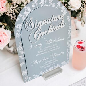 3D ARCH Blaue Toile Blumen Chinoiserie Brautdusche oder Hochzeitsempfänge Signature Cocktail Schild, Luxus Elegante Französische Blaue Bar Menü Getränke