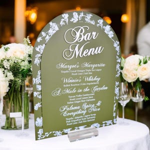3D ARCH Olive Toile Blumen Chinoiserie Brautdusche oder Hochzeitsempfang Signature Cocktail Schild, luxuriöses elegantes französisch blaues Barmenüdekor