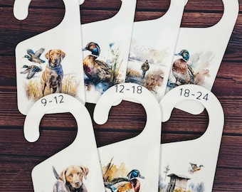 Set de letreros Duck Call para hitos de bebé niño + separadores de armario, accesorios para bebé con temática de cazador de patos, ideas de regalo para baby shower de "Hola Mundo"