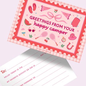 Op de afbeelding: Een roze ansichtkaart met een rode rand en een ruitpatroon. De ansichtkaart zegt "Greetings from your happy camper" en bevat illustraties van zomerkampartikelen zoals een watermeloen, zonnebril en tennisrackets.