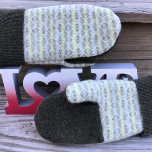 Women’s Recycled Wool Mittens with a mini Diamond Pattern