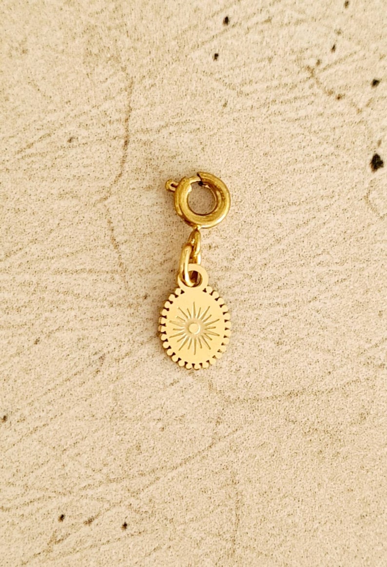 Gold-tone stainless steel mini charms Médaille