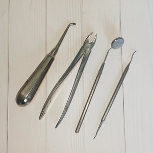 VINTAGE DENTAL SURGICAL MEDICAL STAINLESS INSTRUMENTS DENTIST TOOLS LOT IN  TRAY