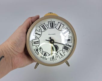 Vintage-Wohndekor Retro-Uhr UdSSR Sowjetischer Wecker Vintage-Dekor Beige Tischuhr Mechanische Tischuhr mit Aufziehmechanismus