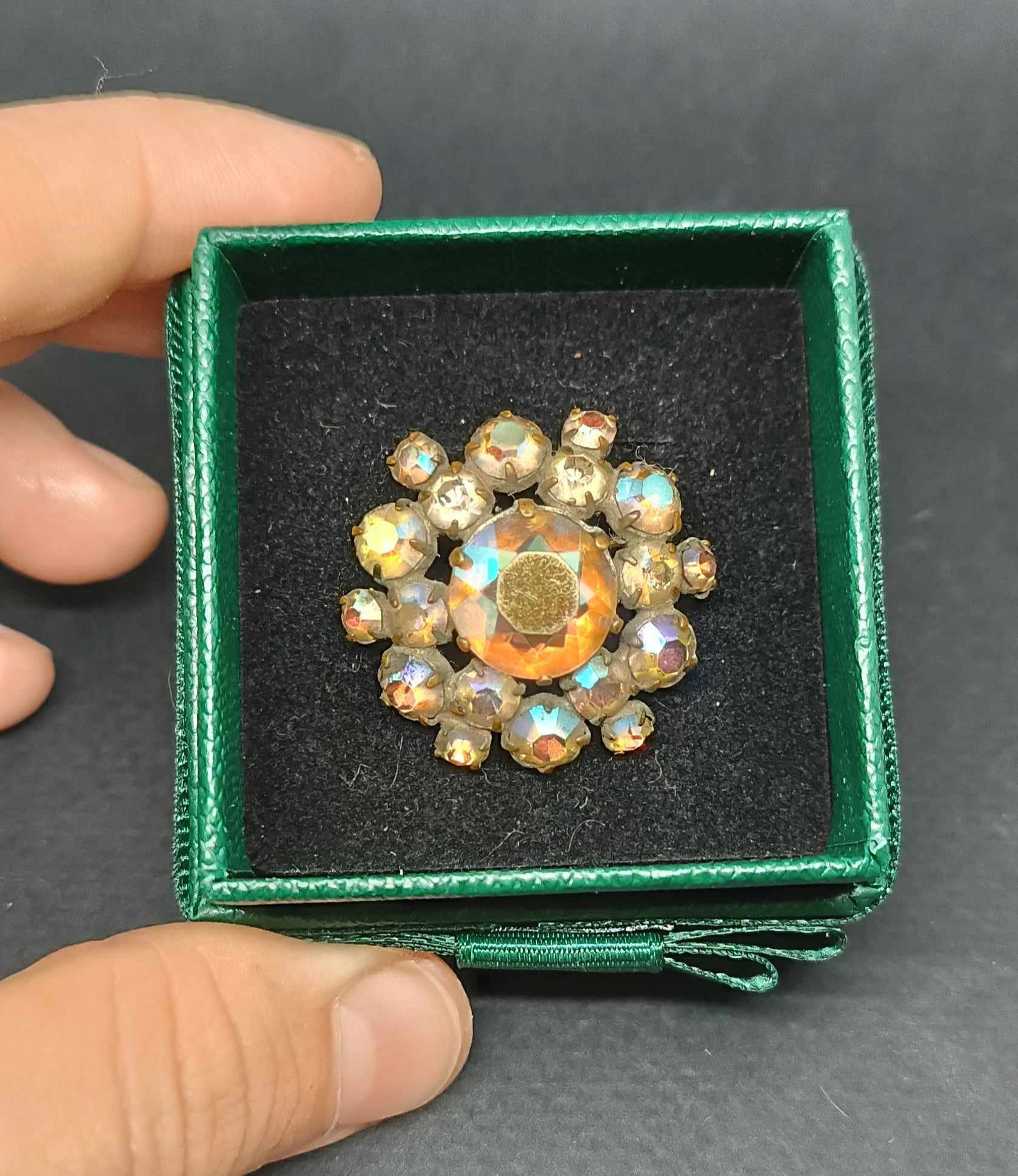 ヴィンテージチェコ虹色ガラスブローチ - Etsy 日本