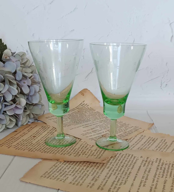 Vintage-Set Sektglas, retro grün graviertes Blumen-Hochglas UdSSR, Vintage-Weingläser, 1970